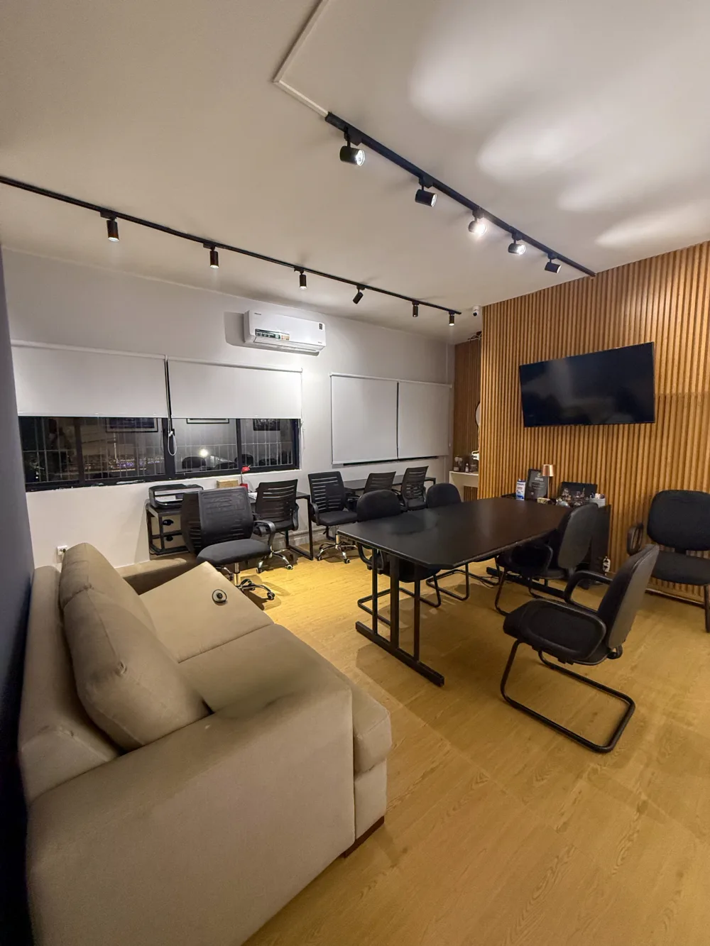 Sala de atendimento do showroom da Paris Vegas